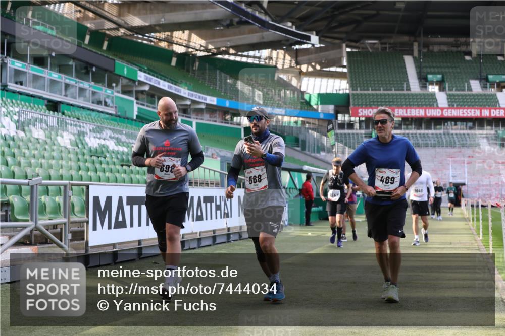 06.10.2024 - 19. swb-Marathon Bremen Yannick Fuchs http://msf.ph/oto/7444034 06.10.2024 14:03:07 Laufen im Stadion 387, 398, 469, 568, 599, 698, 1200, 1547, 1649, 3247, 6296, 6721, 6795, 6888 meine-sportfotos.de