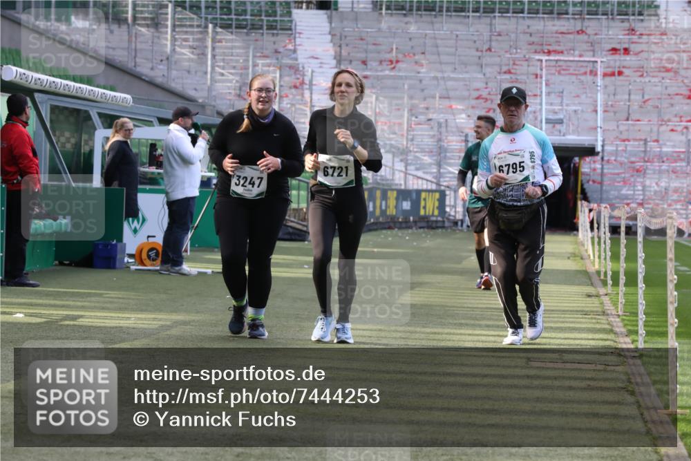 06.10.2024 - 19. swb-Marathon Bremen Yannick Fuchs http://msf.ph/oto/7444253 06.10.2024 14:03:19 Laufen im Stadion 387, 568, 599, 698, 1200, 1547, 3247, 6721, 6795, 6888 meine-sportfotos.de