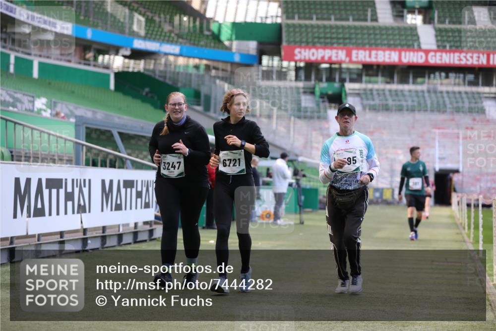 06.10.2024 - 19. swb-Marathon Bremen Yannick Fuchs http://msf.ph/oto/7444282 06.10.2024 14:03:24 Laufen im Stadion 387, 599, 1200, 1547, 3247, 6721, 6795, 6888, 6920 meine-sportfotos.de