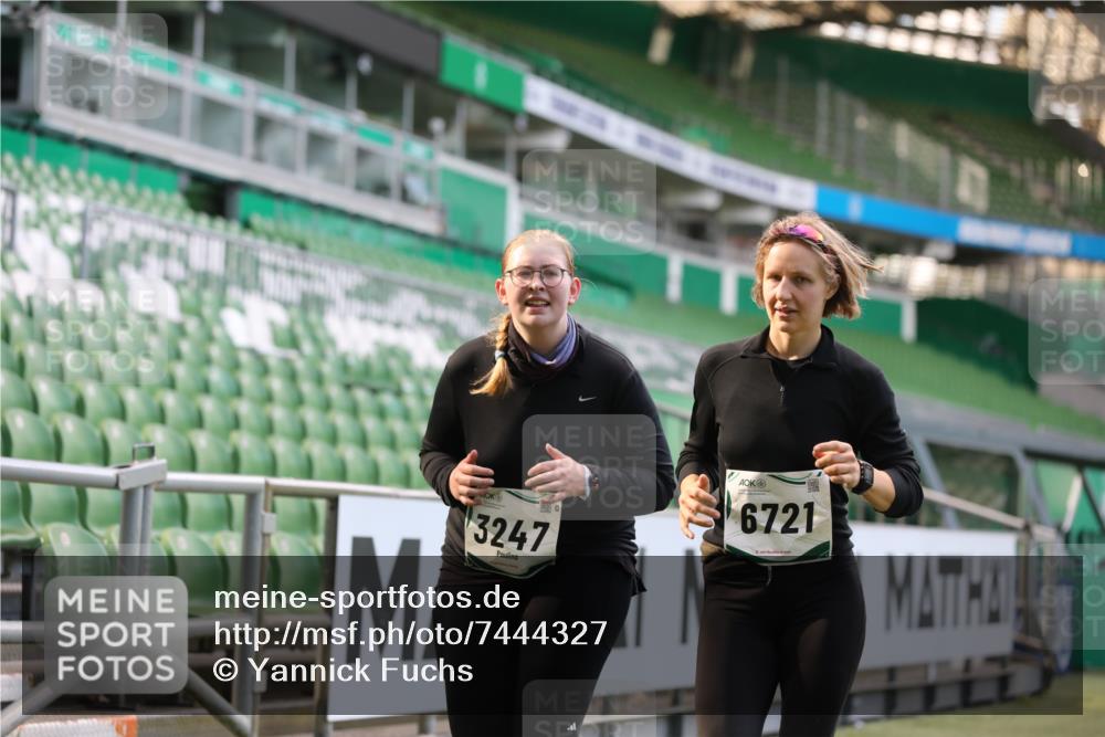06.10.2024 - 19. swb-Marathon Bremen Yannick Fuchs http://msf.ph/oto/7444327 06.10.2024 14:03:27 Laufen im Stadion 387, 599, 3247, 6721, 6795, 6888, 6920 meine-sportfotos.de