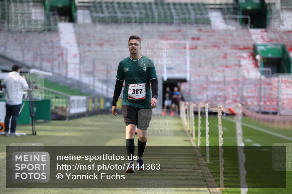 06.10.2024 - 19. swb-Marathon Bremen Yannick Fuchs http://msf.ph/oto/7444363 06.10.2024 14:03:31 Laufen im Stadion 2806, 6795, 6888, 6920 meine-sportfotos.de