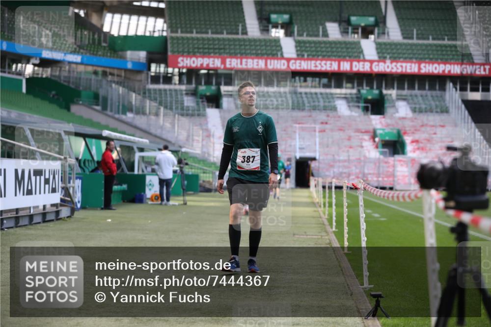 06.10.2024 - 19. swb-Marathon Bremen Yannick Fuchs http://msf.ph/oto/7444367 06.10.2024 14:03:36 Laufen im Stadion 2806, 6888, 6920 meine-sportfotos.de