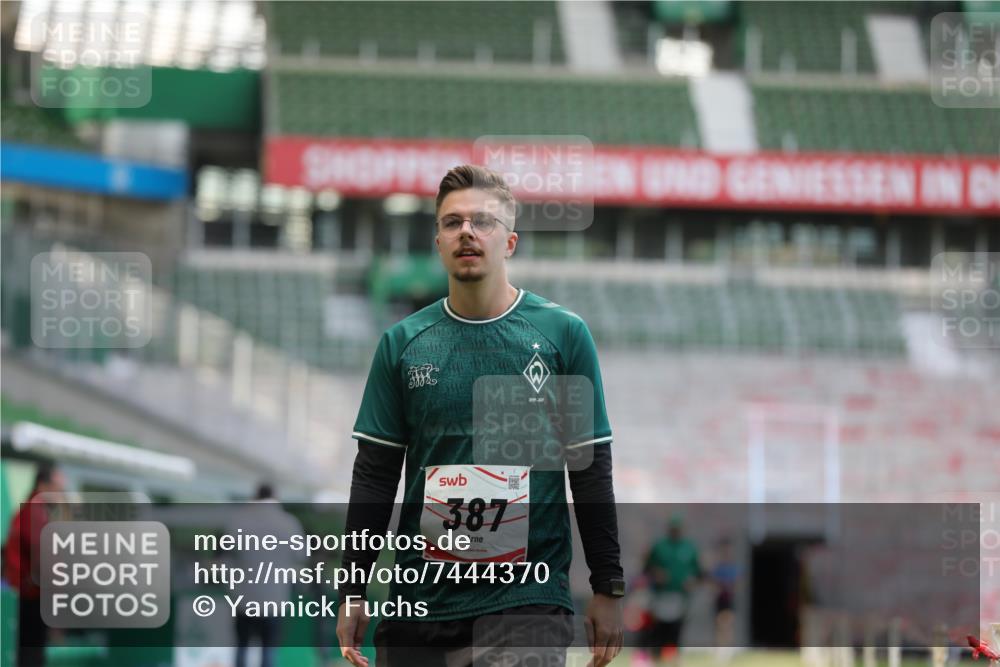 06.10.2024 - 19. swb-Marathon Bremen Yannick Fuchs http://msf.ph/oto/7444370 06.10.2024 14:03:37 Laufen im Stadion 2806, 6888, 6920 meine-sportfotos.de