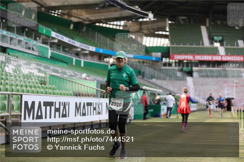 06.10.2024 - 19. swb-Marathon Bremen Yannick Fuchs http://msf.ph/oto/7444521 06.10.2024 14:03:55 Laufen im Stadion 1495, 1496, 1526, 2806, 3914, 5822, 6920 meine-sportfotos.de