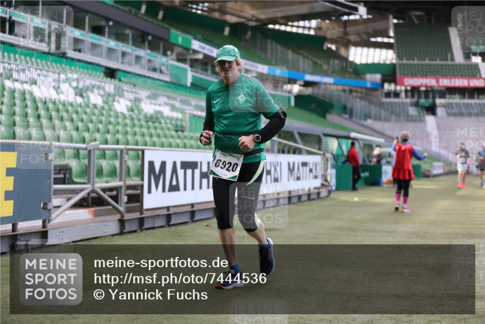 06.10.2024 - 19. swb-Marathon Bremen Yannick Fuchs http://msf.ph/oto/7444536 06.10.2024 14:03:57 Laufen im Stadion 1495, 1496, 1526, 1556, 2806, 3914, 5822, 6920 meine-sportfotos.de