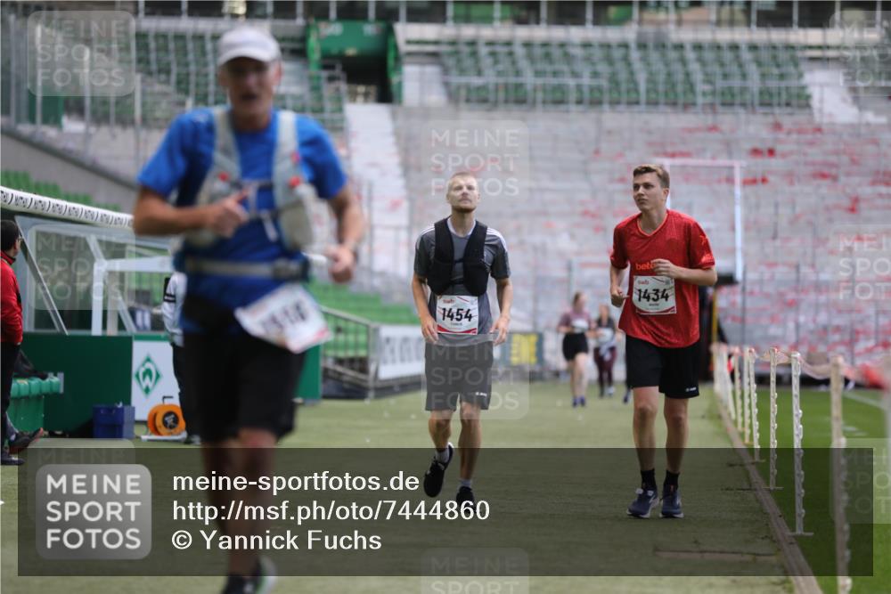 06.10.2024 - 19. swb-Marathon Bremen Yannick Fuchs http://msf.ph/oto/7444860 06.10.2024 14:04:26 Laufen im Stadion 1434, 1454, 1495, 1496, 1526, 1556, 3914, 3973, 5501, 5822, 5989 meine-sportfotos.de