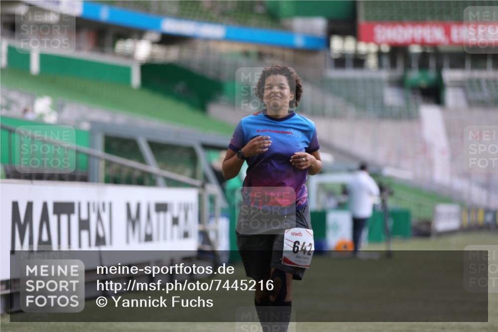 06.10.2024 - 19. swb-Marathon Bremen Yannick Fuchs http://msf.ph/oto/7445216 06.10.2024 14:05:35 Laufen im Stadion 498, 642 meine-sportfotos.de