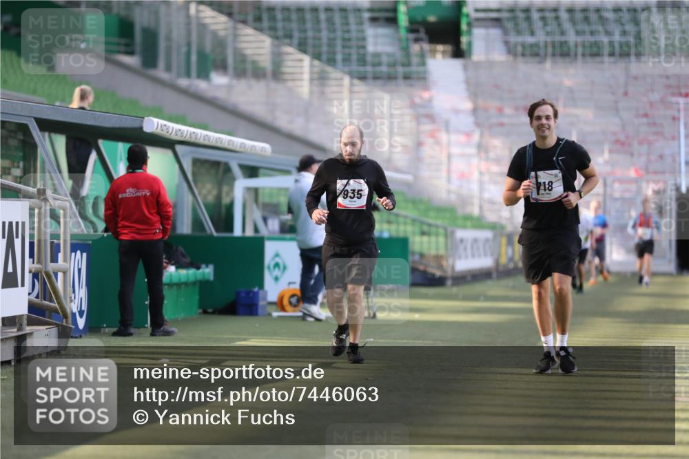 06.10.2024 - 19. swb-Marathon Bremen Yannick Fuchs http://msf.ph/oto/7446063 06.10.2024 14:08:11 Laufen im Stadion 172, 341, 718, 935, 1298 meine-sportfotos.de