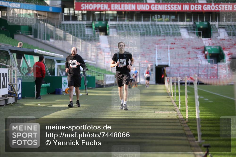 06.10.2024 - 19. swb-Marathon Bremen Yannick Fuchs http://msf.ph/oto/7446066 06.10.2024 14:08:12 Laufen im Stadion 172, 341, 718, 935, 1298 meine-sportfotos.de