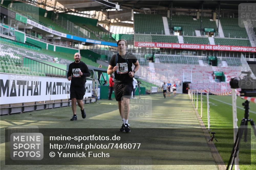 06.10.2024 - 19. swb-Marathon Bremen Yannick Fuchs http://msf.ph/oto/7446077 06.10.2024 14:08:17 Laufen im Stadion 172, 341, 718, 935, 1298 meine-sportfotos.de