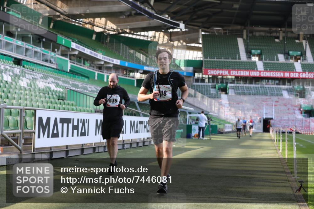 06.10.2024 - 19. swb-Marathon Bremen Yannick Fuchs http://msf.ph/oto/7446081 06.10.2024 14:08:18 Laufen im Stadion 172, 341, 718, 935, 1298 meine-sportfotos.de