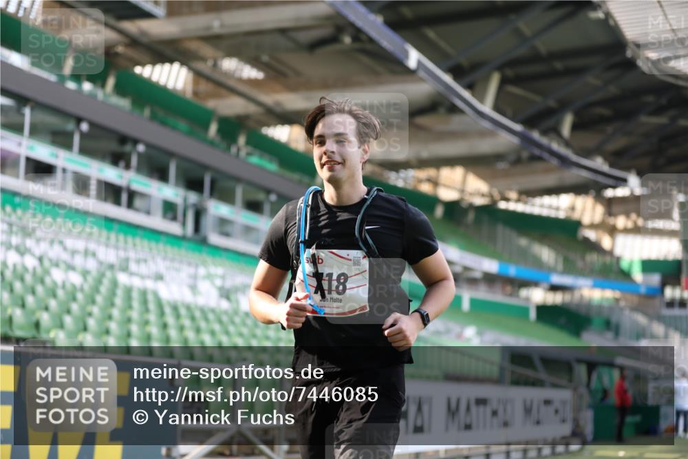 06.10.2024 - 19. swb-Marathon Bremen Yannick Fuchs http://msf.ph/oto/7446085 06.10.2024 14:08:20 Laufen im Stadion 172, 341, 718, 935, 1298 meine-sportfotos.de