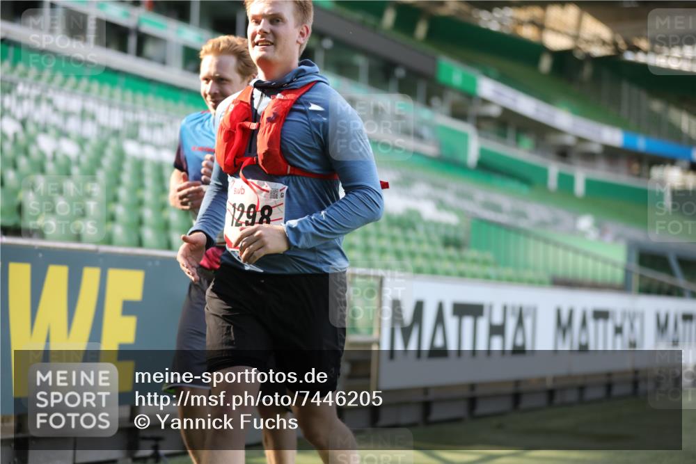 06.10.2024 - 19. swb-Marathon Bremen Yannick Fuchs http://msf.ph/oto/7446205 06.10.2024 14:08:40 Laufen im Stadion 172, 341, 1298 meine-sportfotos.de
