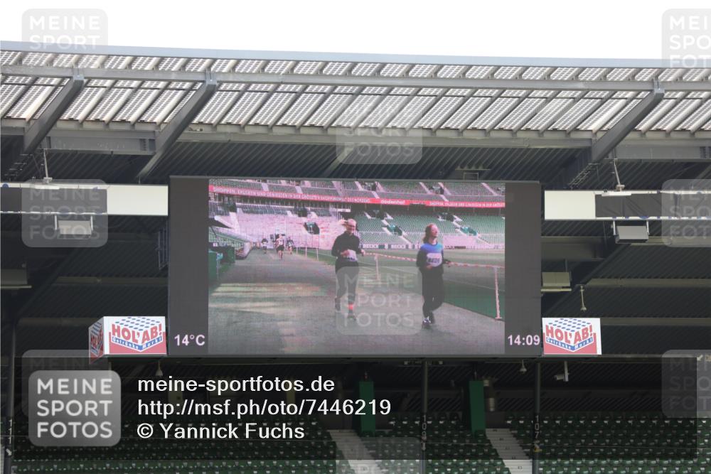 06.10.2024 - 19. swb-Marathon Bremen Yannick Fuchs http://msf.ph/oto/7446219 06.10.2024 14:09:10 Laufen im Stadion 415, 434, 963, 1345, 1402, 3026, 3954, 3956, 3957, 6806 meine-sportfotos.de