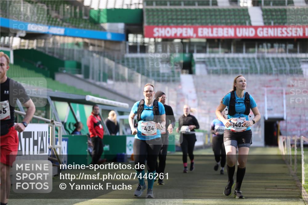 06.10.2024 - 19. swb-Marathon Bremen Yannick Fuchs http://msf.ph/oto/7446261 06.10.2024 14:09:17 Laufen im Stadion 415, 434, 963, 1345, 1402, 1581, 3026, 3954, 3956, 3957, 6806 meine-sportfotos.de