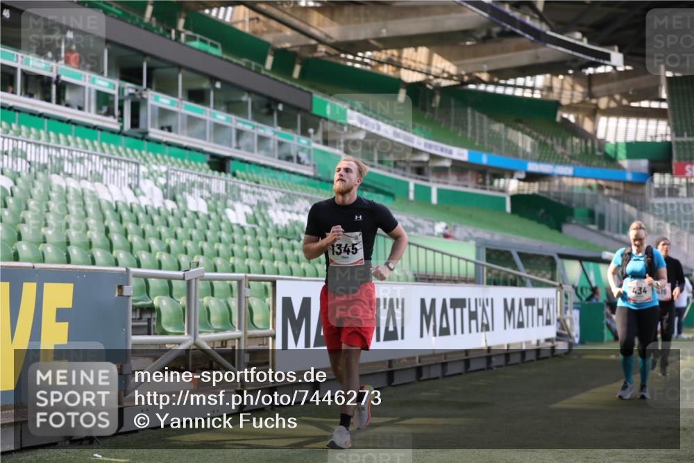 06.10.2024 - 19. swb-Marathon Bremen Yannick Fuchs http://msf.ph/oto/7446273 06.10.2024 14:09:18 Laufen im Stadion 415, 434, 963, 1345, 1402, 1581, 3026, 3954, 3956, 3957, 5590, 6806 meine-sportfotos.de