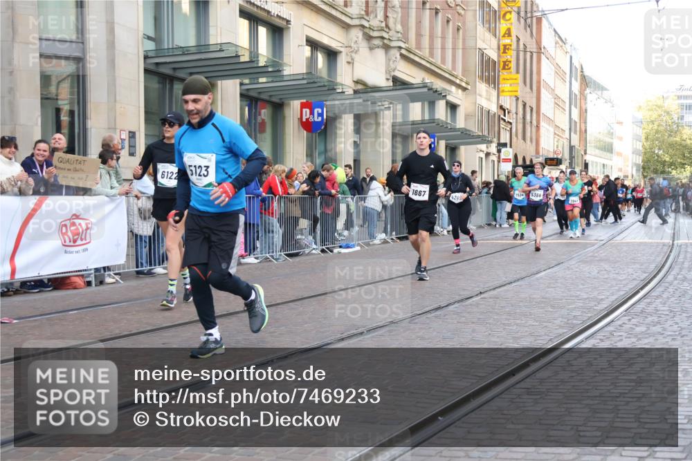 06.10.2024 - 19. swb-Marathon Bremen Strokosch-Dieckow http://msf.ph/oto/7469233 06.10.2024 14:04:47 Laufen 725, 750, 1161, 1407, 1614, 1667, 2072, 2133, 2181, 2534, 2563, 2681, 2708, 2868, 2869, 3684, 3941, 4081, 4082, 4282, 4954, 5123, 5204, 5280, 5355, 5363, 5386, 5431, 5617, 6053, 6122, 6343, 6463, 6497, 6659, 6851, 6917 meine-sportfotos.de