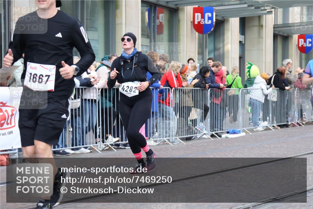 06.10.2024 - 19. swb-Marathon Bremen Strokosch-Dieckow http://msf.ph/oto/7469250 06.10.2024 14:04:50 Laufen 725, 750, 1161, 1407, 1614, 1667, 2072, 2133, 2534, 2563, 2681, 2708, 2774, 2868, 2869, 3684, 3941, 4081, 4082, 4282, 4954, 5123, 5204, 5280, 5355, 5363, 5386, 5431, 5617, 6122, 6343, 6463, 6497, 6659, 6851, 6917 meine-sportfotos.de