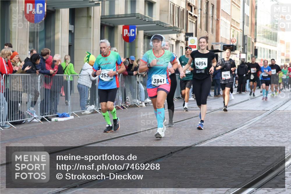 06.10.2024 - 19. swb-Marathon Bremen Strokosch-Dieckow http://msf.ph/oto/7469268 06.10.2024 14:04:52 Laufen 725, 750, 1161, 1407, 1532, 1614, 1667, 2072, 2133, 2534, 2563, 2681, 2774, 2868, 2869, 3684, 3941, 4081, 4082, 4282, 4954, 5123, 5204, 5280, 5355, 5363, 5386, 5431, 6122, 6343, 6463, 6497, 6659, 6851, 6917 meine-sportfotos.de