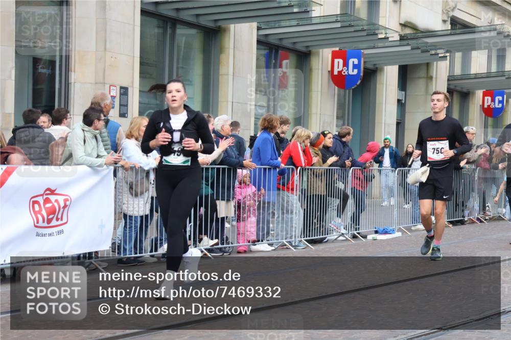 06.10.2024 - 19. swb-Marathon Bremen Strokosch-Dieckow http://msf.ph/oto/7469332 06.10.2024 14:05:03 Laufen 362, 725, 750, 968, 1143, 1161, 1407, 1424, 1497, 1532, 1614, 2072, 2133, 2534, 2563, 2681, 2774, 2868, 2869, 3684, 4081, 4954, 5204, 5355, 5363, 5583, 6343, 6463, 6497, 6659, 6851, 6917 meine-sportfotos.de