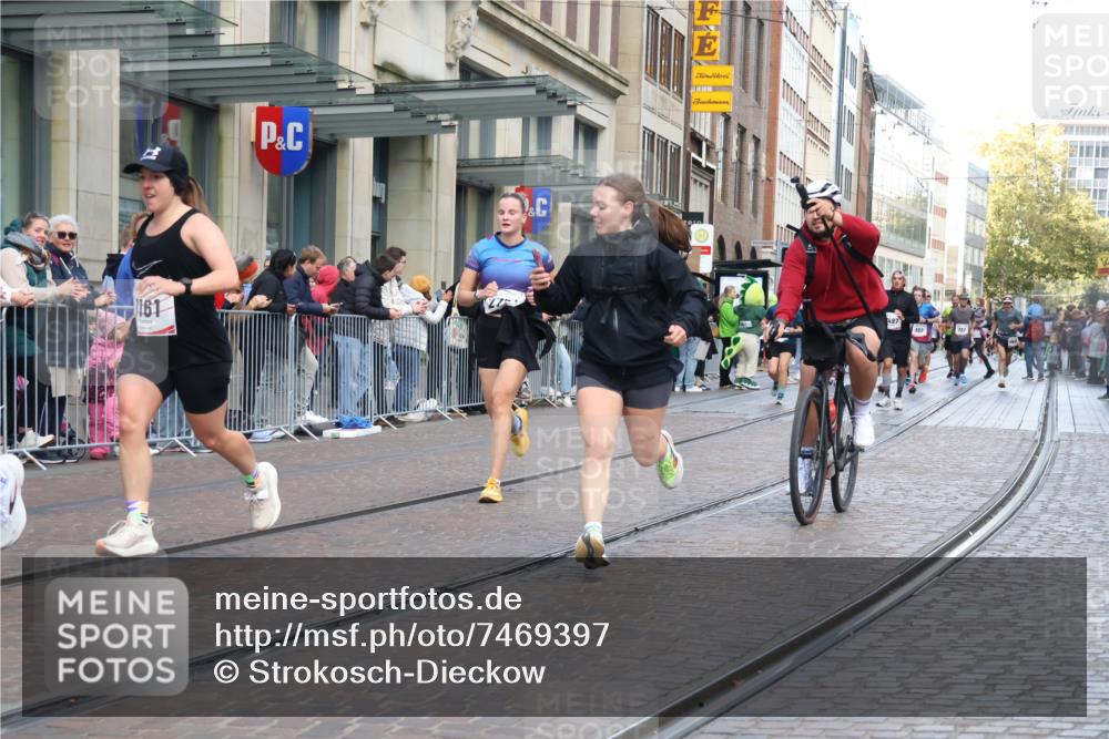 06.10.2024 - 19. swb-Marathon Bremen Strokosch-Dieckow http://msf.ph/oto/7469397 06.10.2024 14:05:20 Laufen 362, 556, 683, 712, 968, 1143, 1161, 1424, 1497, 1532, 2133, 2563, 2659, 2704, 2774, 2868, 2869, 3020, 3684, 4081, 4631, 5204, 5467, 5583, 6292, 6343, 6400, 6659, 6851, 6917 meine-sportfotos.de