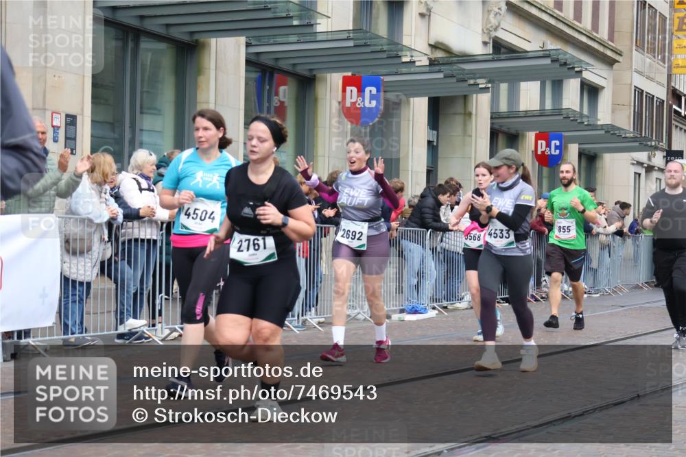 06.10.2024 - 19. swb-Marathon Bremen Strokosch-Dieckow http://msf.ph/oto/7469543 06.10.2024 14:06:03 Laufen 855, 960, 1193, 1285, 1483, 2112, 2291, 2345, 2572, 2642, 2692, 2730, 2761, 3047, 3096, 3371, 3438, 3568, 3574, 3595, 3640, 4152, 4367, 4488, 4504, 4533, 4818, 4909, 5378, 5558, 5710, 5712, 5836, 5964, 6057, 6059, 6304, 6651 meine-sportfotos.de