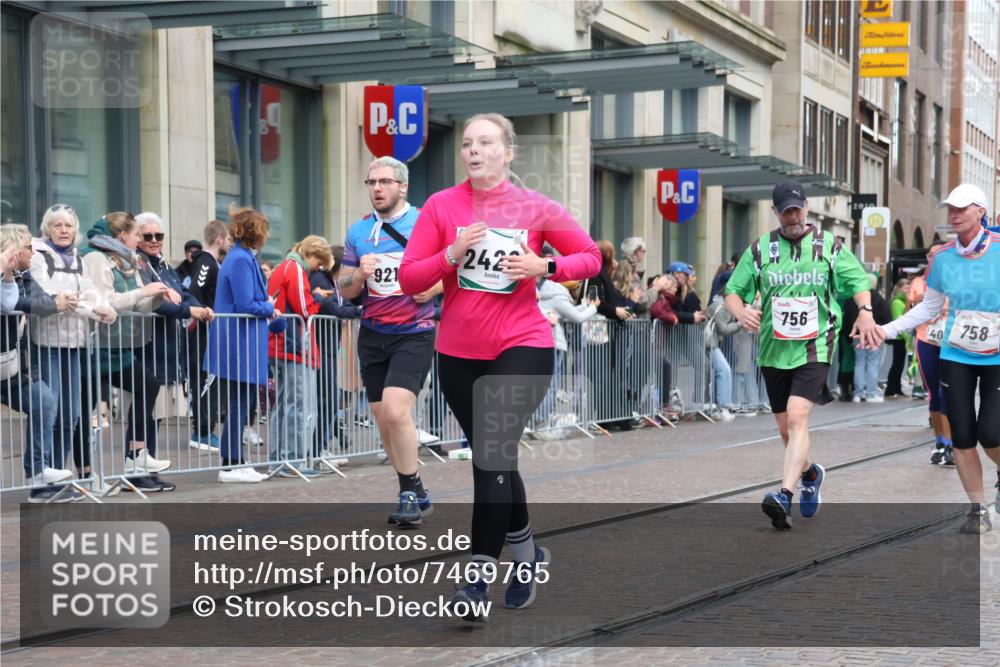 06.10.2024 - 19. swb-Marathon Bremen Strokosch-Dieckow http://msf.ph/oto/7469765 06.10.2024 14:07:08 Laufen 325, 756, 758, 866, 921, 1378, 2193, 2250, 2290, 2426, 2432, 3118, 3302, 3784, 3813, 4079, 4459, 4513, 5131, 5132, 5249, 5279, 5321, 5444, 5608, 5655, 5907, 6392, 6656, 6714 meine-sportfotos.de