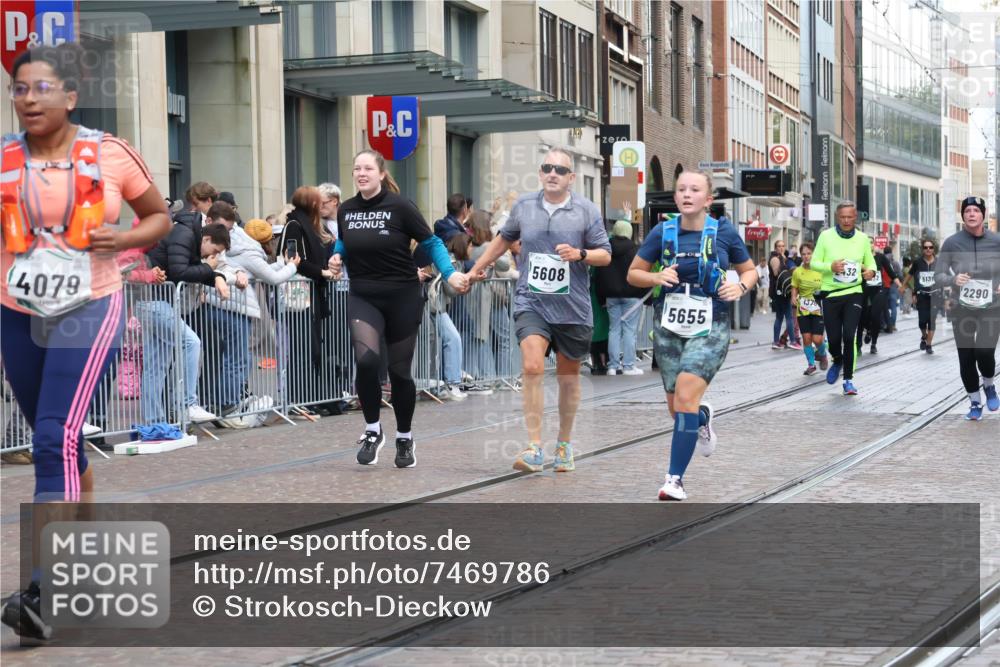 06.10.2024 - 19. swb-Marathon Bremen Strokosch-Dieckow http://msf.ph/oto/7469786 06.10.2024 14:07:12 Laufen 756, 758, 866, 887, 921, 1378, 2290, 2426, 2432, 3118, 3302, 3715, 3813, 4079, 4459, 4513, 5131, 5132, 5249, 5321, 5608, 5655, 5907, 6392, 6656, 6714 meine-sportfotos.de