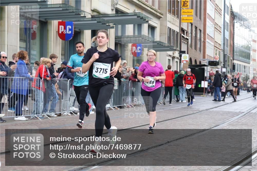 06.10.2024 - 19. swb-Marathon Bremen Strokosch-Dieckow http://msf.ph/oto/7469877 06.10.2024 14:07:44 Laufen 887, 2433, 2510, 2628, 3019, 3118, 3553, 3715, 4047, 4048, 4269, 4513, 4935, 5321, 6283, 6884 meine-sportfotos.de