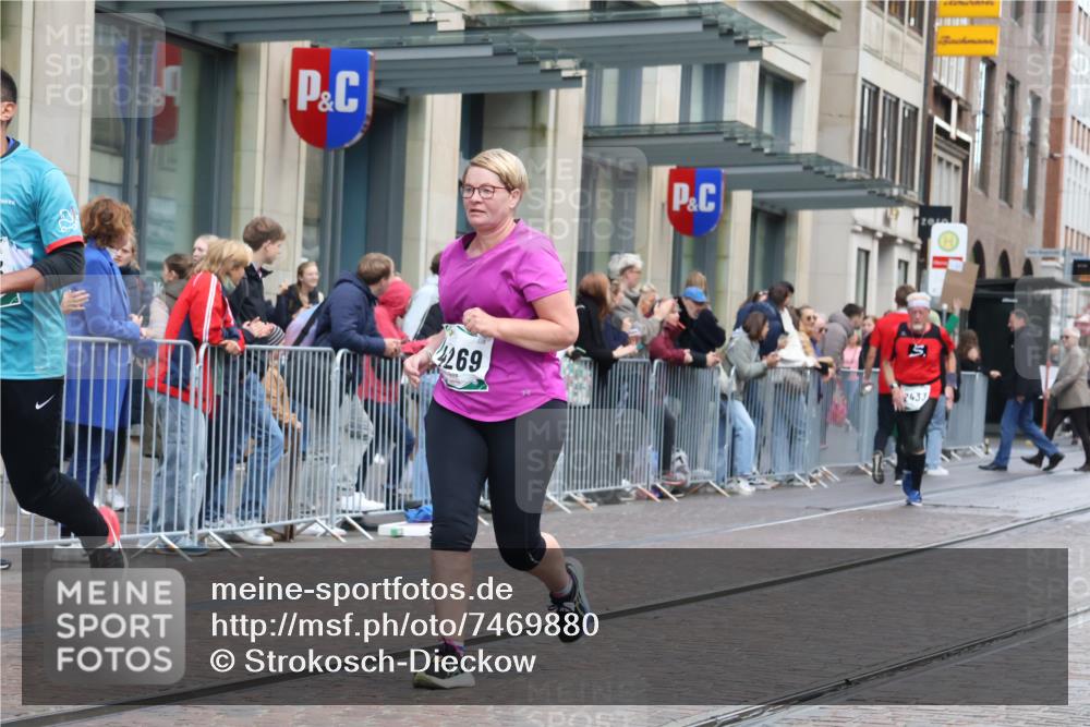 06.10.2024 - 19. swb-Marathon Bremen Strokosch-Dieckow http://msf.ph/oto/7469880 06.10.2024 14:07:45 Laufen 887, 2433, 2510, 2628, 3019, 3118, 3553, 3715, 4047, 4048, 4269, 4513, 4935, 5321, 6283, 6884 meine-sportfotos.de