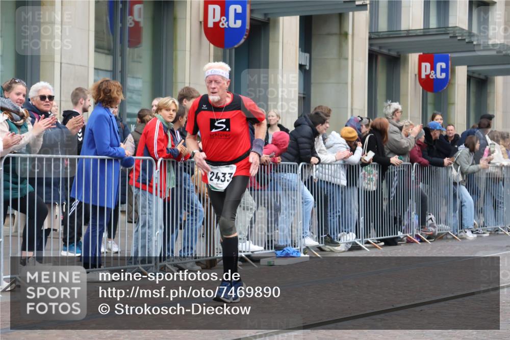 06.10.2024 - 19. swb-Marathon Bremen Strokosch-Dieckow http://msf.ph/oto/7469890 06.10.2024 14:07:51 Laufen 887, 2433, 2510, 2628, 3019, 3553, 3715, 4047, 4048, 4269, 4935, 5033, 6283, 6884 meine-sportfotos.de