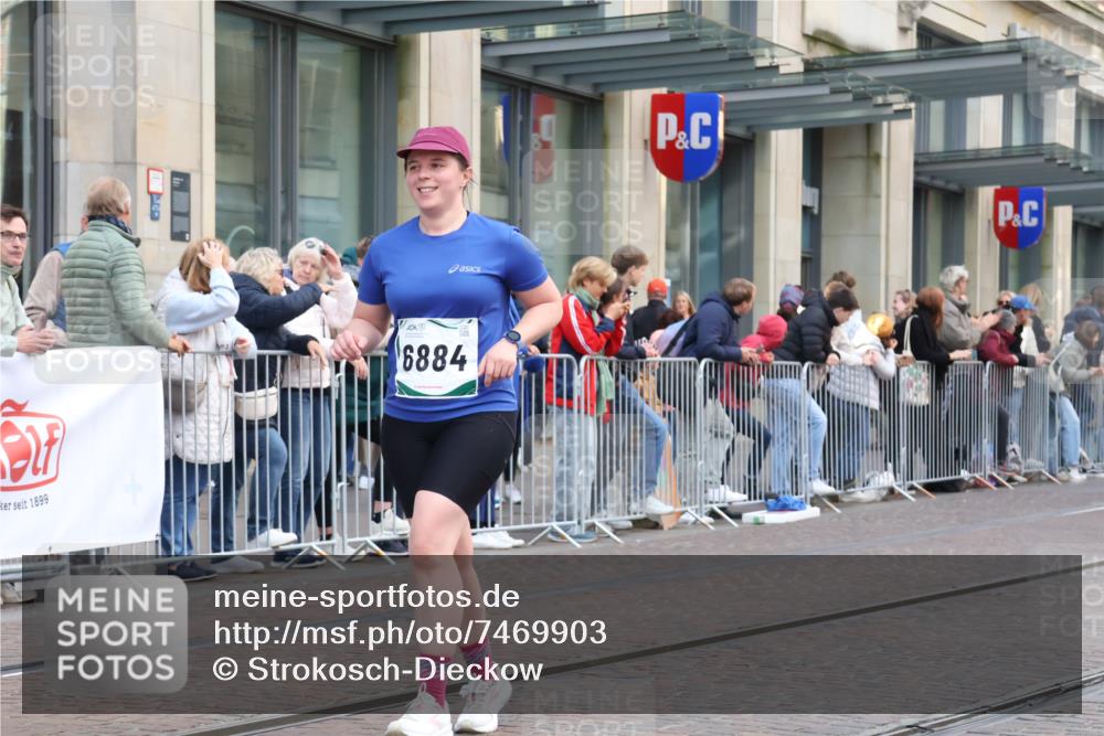 06.10.2024 - 19. swb-Marathon Bremen Strokosch-Dieckow http://msf.ph/oto/7469903 06.10.2024 14:08:05 Laufen 267, 2433, 2510, 2628, 2870, 3019, 3480, 4634, 4935, 5033, 5517, 6023, 6884 meine-sportfotos.de