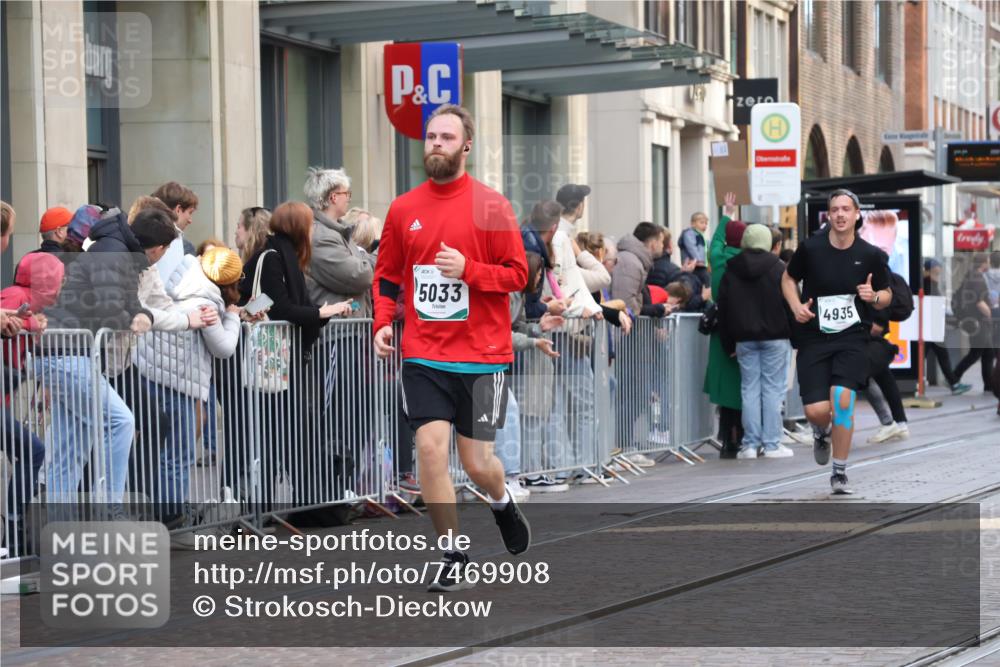 06.10.2024 - 19. swb-Marathon Bremen Strokosch-Dieckow http://msf.ph/oto/7469908 06.10.2024 14:08:07 Laufen 267, 2510, 2628, 2870, 3019, 3480, 4634, 4935, 5033, 5266, 5517, 6023, 6884 meine-sportfotos.de