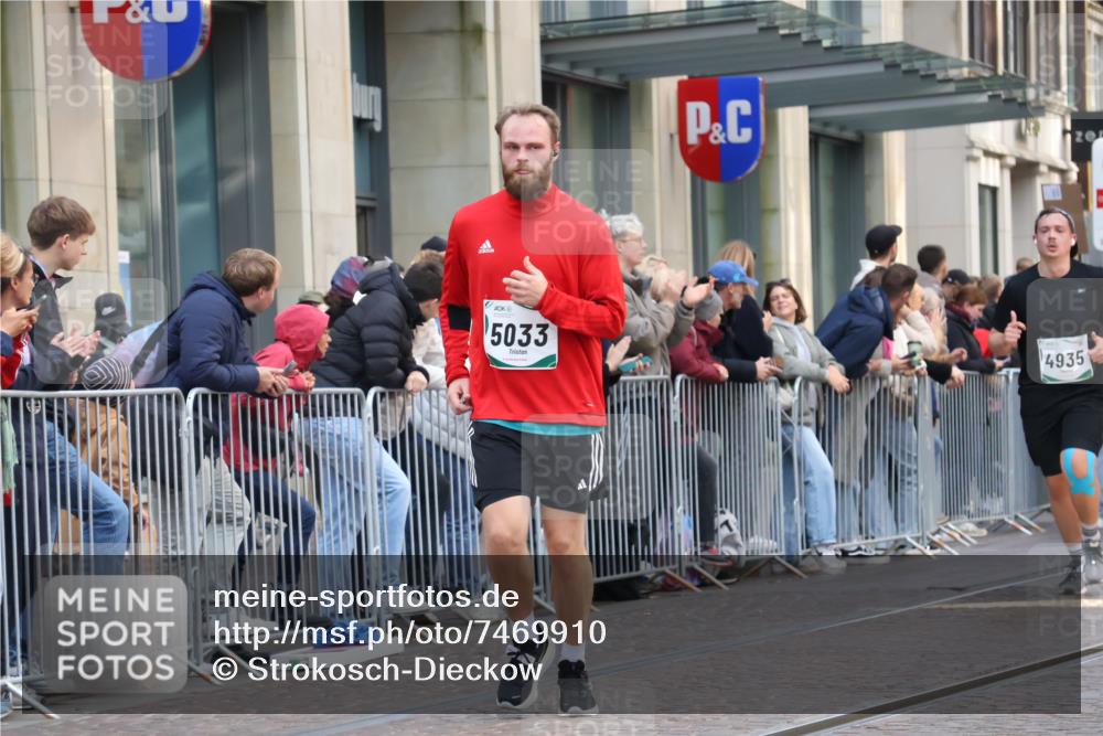 06.10.2024 - 19. swb-Marathon Bremen Strokosch-Dieckow http://msf.ph/oto/7469910 06.10.2024 14:08:09 Laufen 267, 2510, 2628, 2870, 3227, 3480, 4634, 4935, 5033, 5266, 5517, 6023, 6884 meine-sportfotos.de