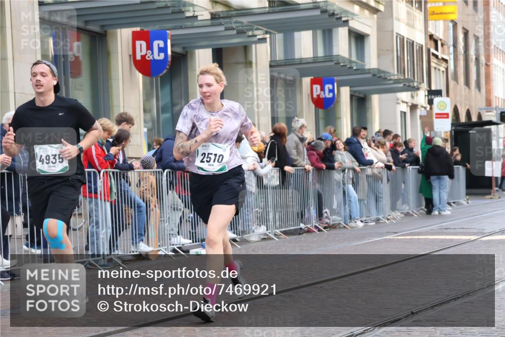 06.10.2024 - 19. swb-Marathon Bremen Strokosch-Dieckow http://msf.ph/oto/7469921 06.10.2024 14:08:13 Laufen 267, 2153, 2510, 2870, 3227, 3480, 4560, 4634, 4935, 5033, 5266, 5422, 5517, 6023, 6884 meine-sportfotos.de