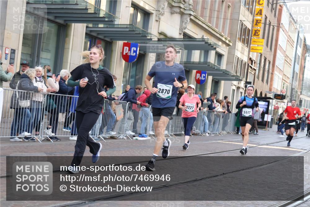 06.10.2024 - 19. swb-Marathon Bremen Strokosch-Dieckow http://msf.ph/oto/7469946 06.10.2024 14:08:28 Laufen 267, 502, 2153, 2320, 2870, 3227, 3323, 3480, 3842, 4560, 4634, 5149, 5266, 5422, 5517, 6023, 6539, 6922 meine-sportfotos.de