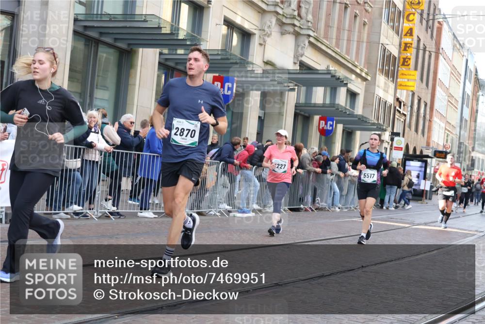 06.10.2024 - 19. swb-Marathon Bremen Strokosch-Dieckow http://msf.ph/oto/7469951 06.10.2024 14:08:29 Laufen 267, 502, 2153, 2320, 2870, 3227, 3323, 3480, 3842, 4560, 4634, 4832, 5149, 5266, 5422, 5517, 6023, 6539, 6922 meine-sportfotos.de