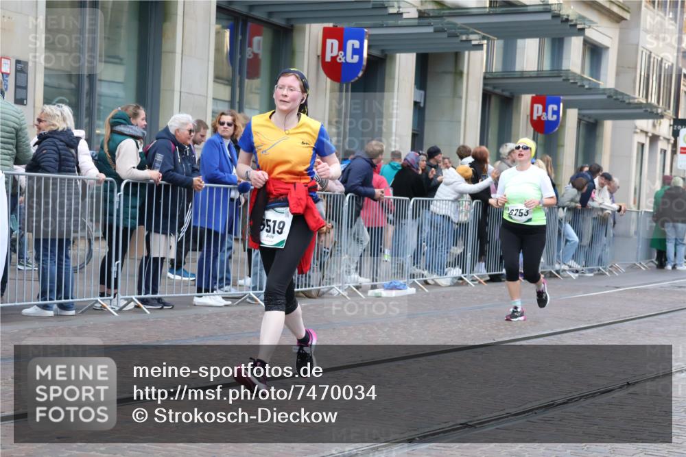 06.10.2024 - 19. swb-Marathon Bremen Strokosch-Dieckow http://msf.ph/oto/7470034 06.10.2024 14:09:02 Laufen 502, 1262, 2218, 2651, 2926, 2932, 3323, 3717, 3768, 3842, 3848, 3915, 3960, 3986, 4345, 4511, 4832, 4992, 5019, 5236, 5519, 6539, 6753, 6922 meine-sportfotos.de