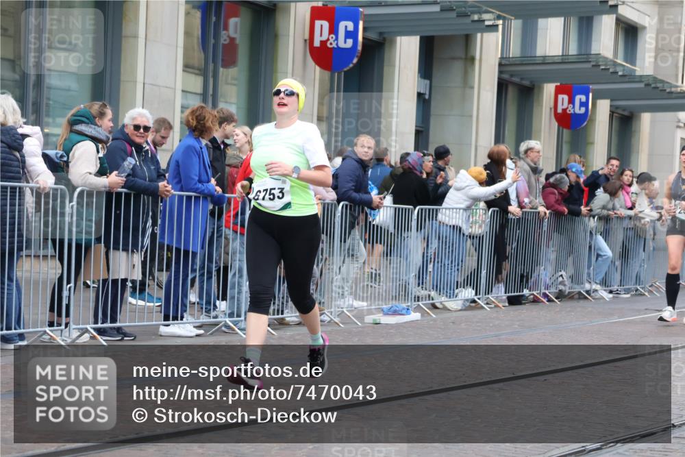 06.10.2024 - 19. swb-Marathon Bremen Strokosch-Dieckow http://msf.ph/oto/7470043 06.10.2024 14:09:04 Laufen 502, 1262, 2218, 2651, 2926, 2932, 3327, 3717, 3768, 3848, 3889, 3915, 3960, 3986, 4345, 4511, 4832, 4992, 5019, 5236, 5519, 6539, 6753, 6922 meine-sportfotos.de