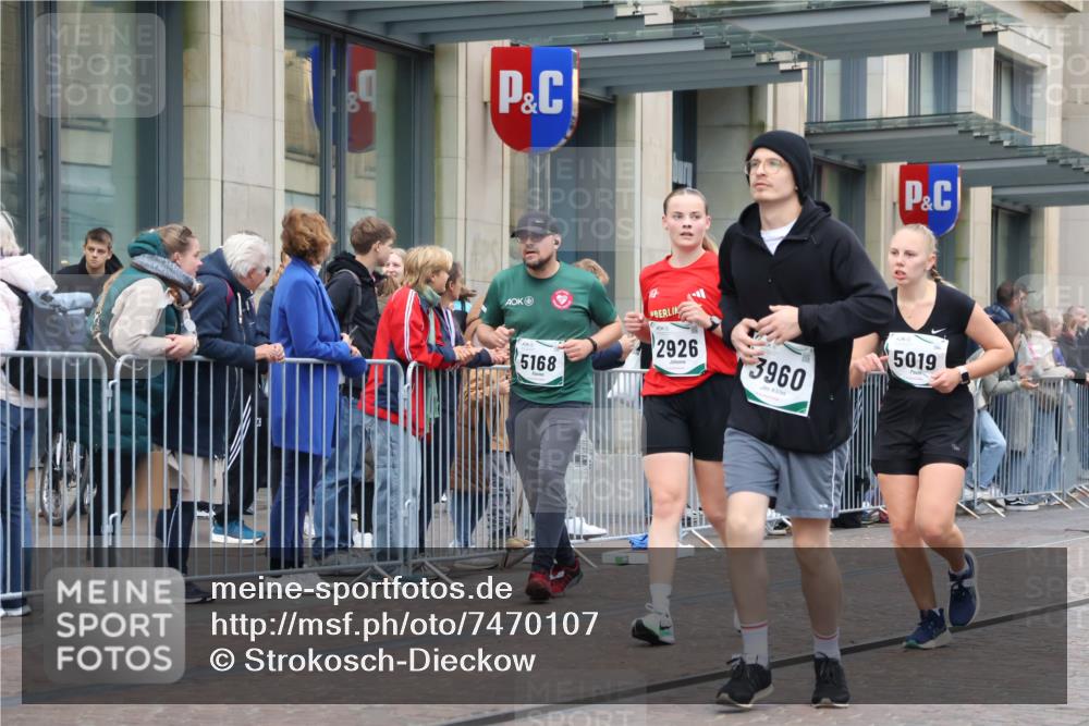 06.10.2024 - 19. swb-Marathon Bremen Strokosch-Dieckow http://msf.ph/oto/7470107 06.10.2024 14:09:28 Laufen 1262, 2126, 2218, 2926, 3327, 3717, 3848, 3889, 3915, 3960, 4487, 4511, 4787, 4797, 4798, 4992, 5011, 5019, 5168, 5199, 5236, 6120 meine-sportfotos.de
