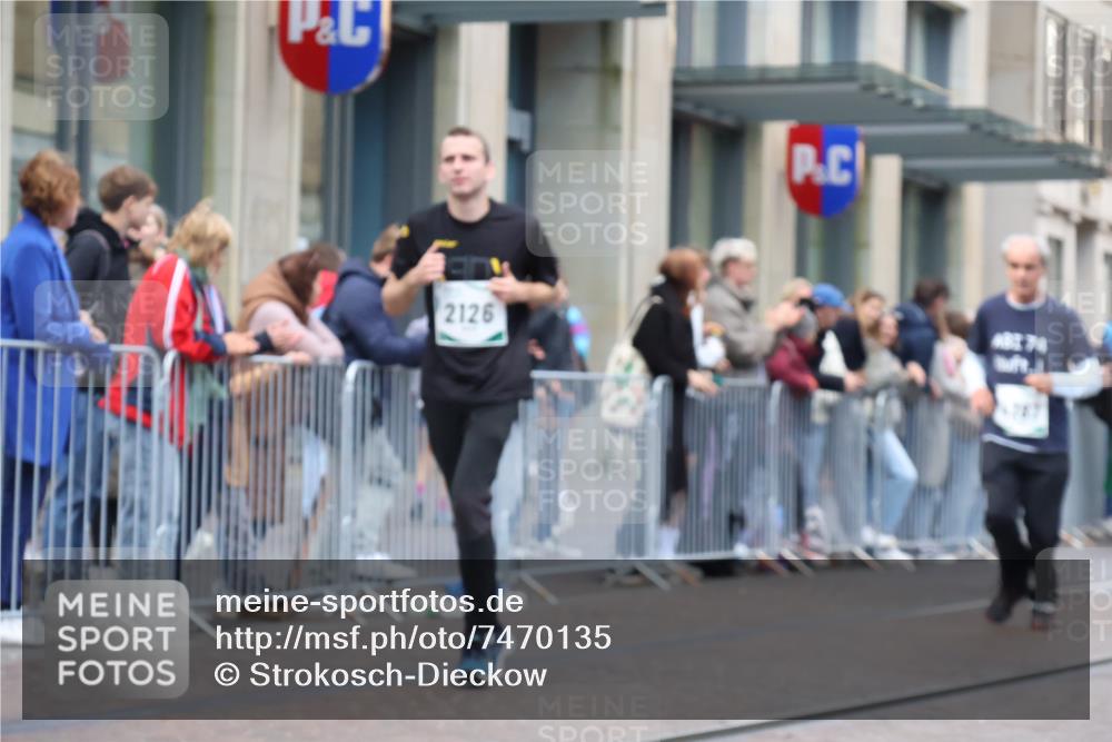 06.10.2024 - 19. swb-Marathon Bremen Strokosch-Dieckow http://msf.ph/oto/7470135 06.10.2024 14:09:35 Laufen 679, 2126, 2926, 3327, 3889, 3960, 4487, 4511, 4787, 4797, 4798, 4992, 5011, 5019, 5168, 5199, 6120 meine-sportfotos.de
