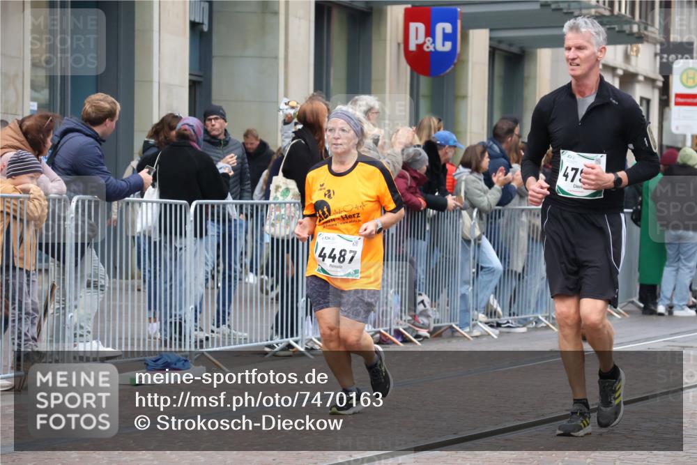 06.10.2024 - 19. swb-Marathon Bremen Strokosch-Dieckow http://msf.ph/oto/7470163 06.10.2024 14:09:48 Laufen 284, 679, 907, 1514, 2126, 2798, 4487, 4787, 4797, 4798, 5011, 5199, 5200, 5652, 5936, 6015, 6016, 6120, 6134 meine-sportfotos.de