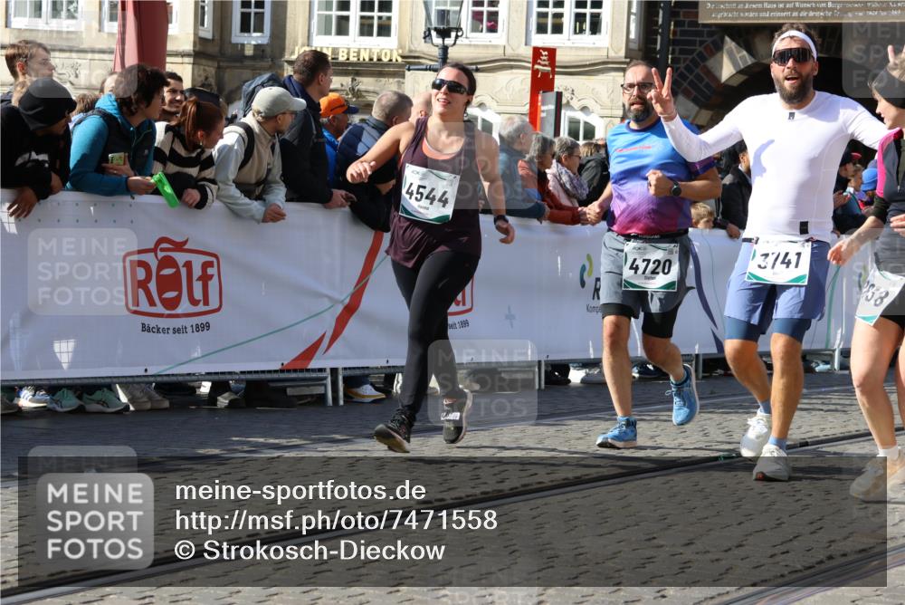 06.10.2024 - 19. swb-Marathon Bremen Strokosch-Dieckow http://msf.ph/oto/7471558 06.10.2024 14:04:08 Ziel 467, 661, 1214, 2189, 2352, 2387, 2612, 2745, 2766, 2838, 3741, 3908, 3952, 3953, 3964, 3978, 4392, 4544, 4639, 4720, 5206, 5479, 5680, 6485 meine-sportfotos.de