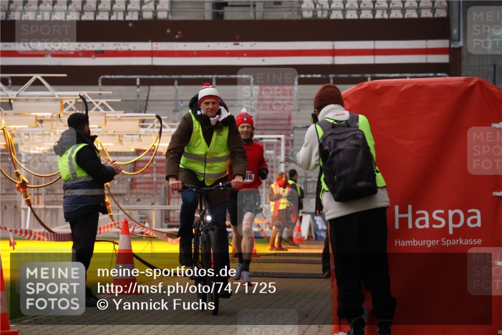 08.12.2024 - St. Pauli X-Mass-Run No. 14 Yannick Fuchs http://msf.ph/oto/7471725 08.12.2024 09:47:58 Ziel 2986 meine-sportfotos.de