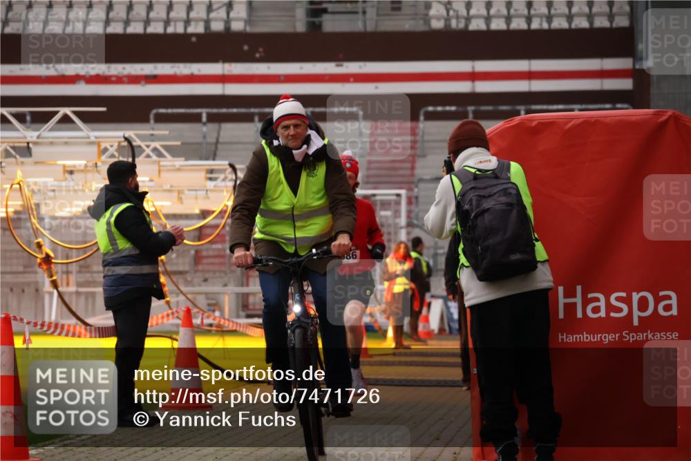 08.12.2024 - St. Pauli X-Mass-Run No. 14 Yannick Fuchs http://msf.ph/oto/7471726 08.12.2024 09:47:58 Ziel 2986 meine-sportfotos.de