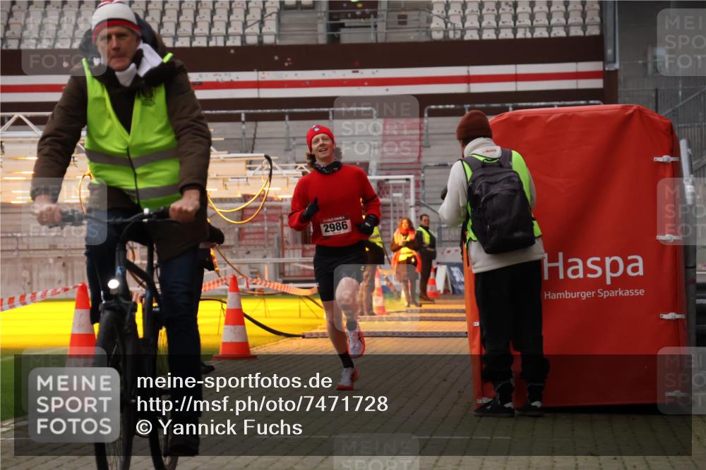 08.12.2024 - St. Pauli X-Mass-Run No. 14 Yannick Fuchs http://msf.ph/oto/7471728 08.12.2024 09:48:00 Ziel 2986 meine-sportfotos.de