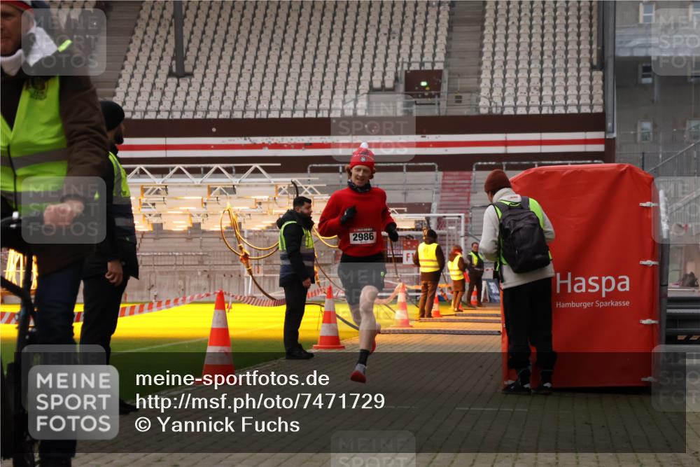 08.12.2024 - St. Pauli X-Mass-Run No. 14 Yannick Fuchs http://msf.ph/oto/7471729 08.12.2024 09:48:00 Ziel 2986 meine-sportfotos.de