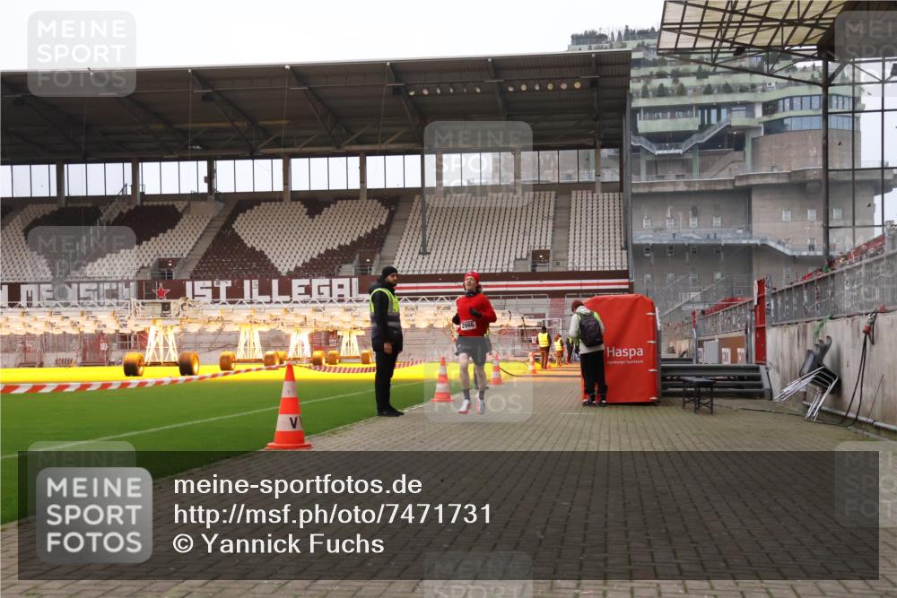 08.12.2024 - St. Pauli X-Mass-Run No. 14 Yannick Fuchs http://msf.ph/oto/7471731 08.12.2024 09:48:01 Ziel 2986 meine-sportfotos.de