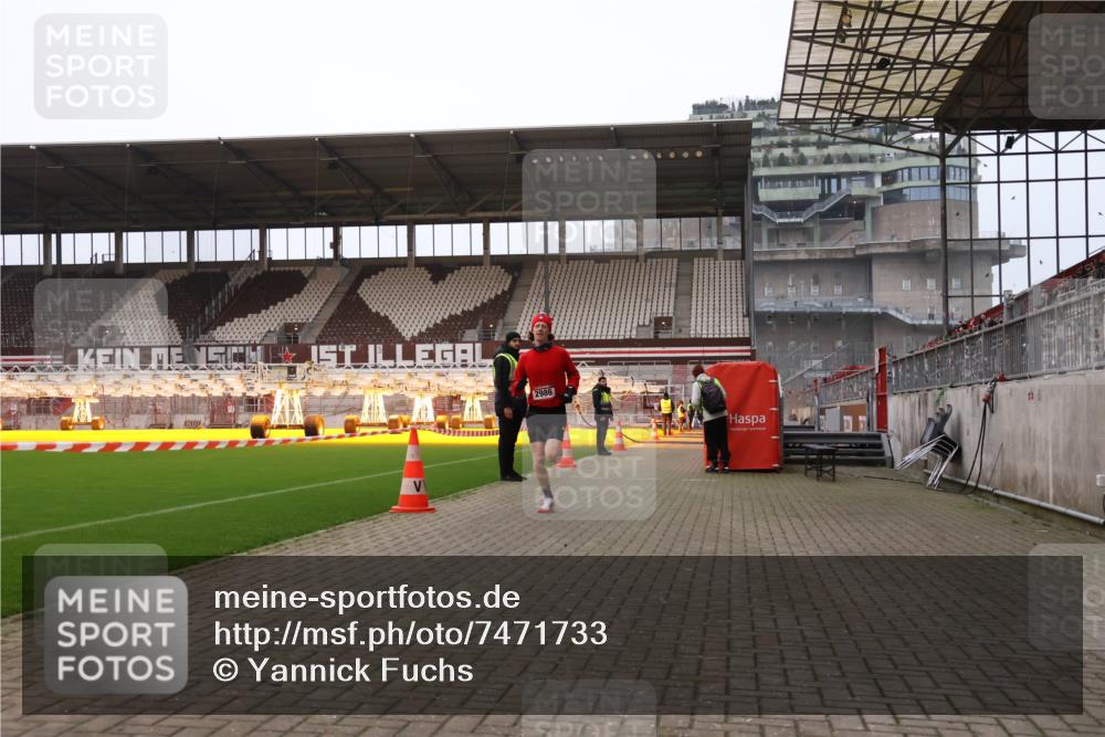 08.12.2024 - St. Pauli X-Mass-Run No. 14 Yannick Fuchs http://msf.ph/oto/7471733 08.12.2024 09:48:02 Ziel 2986 meine-sportfotos.de