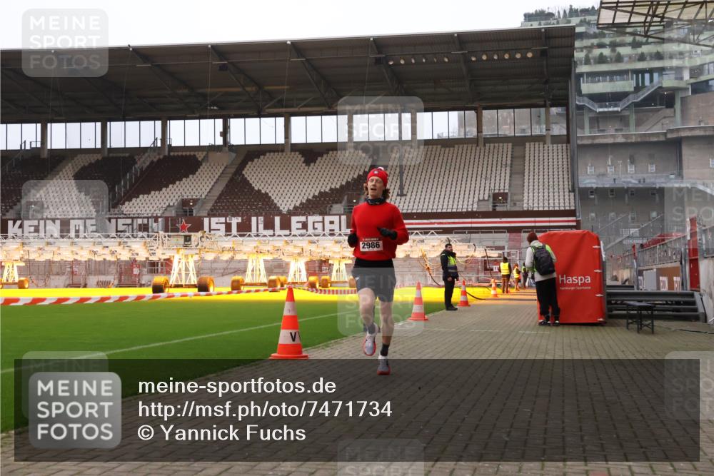 08.12.2024 - St. Pauli X-Mass-Run No. 14 Yannick Fuchs http://msf.ph/oto/7471734 08.12.2024 09:48:03 Ziel 2986 meine-sportfotos.de